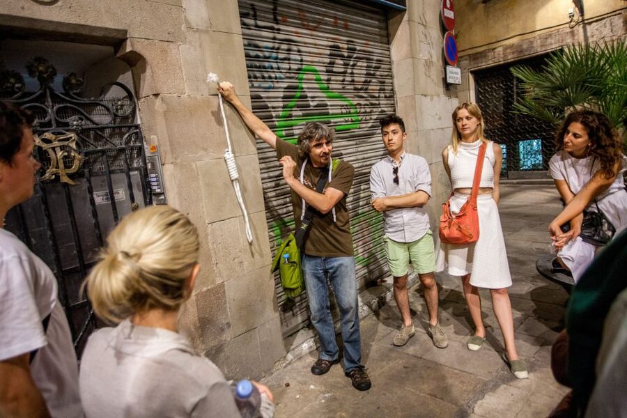 Barcelona: Dark History Night Walking Tour - The guides make or break the evening