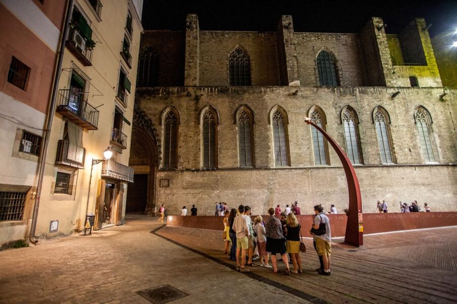 Barcelona: Dark History Night Walking Tour - Meeting at Arc de Triomf, then heading into old Barcelona