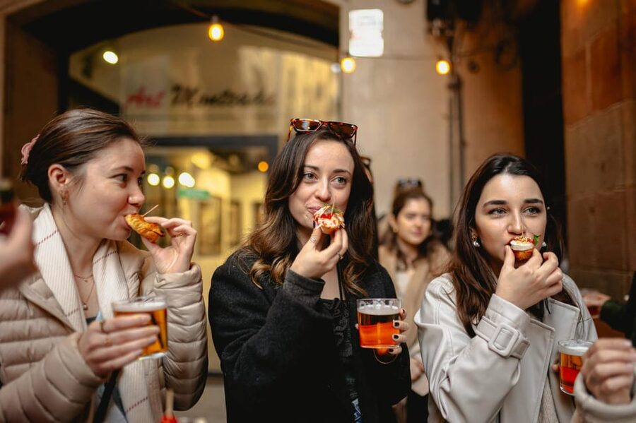 Barcelona: El Born Food Walking Tour with Tapas and Drinks - El Born: food, lanes, and Santa Maria del Mar