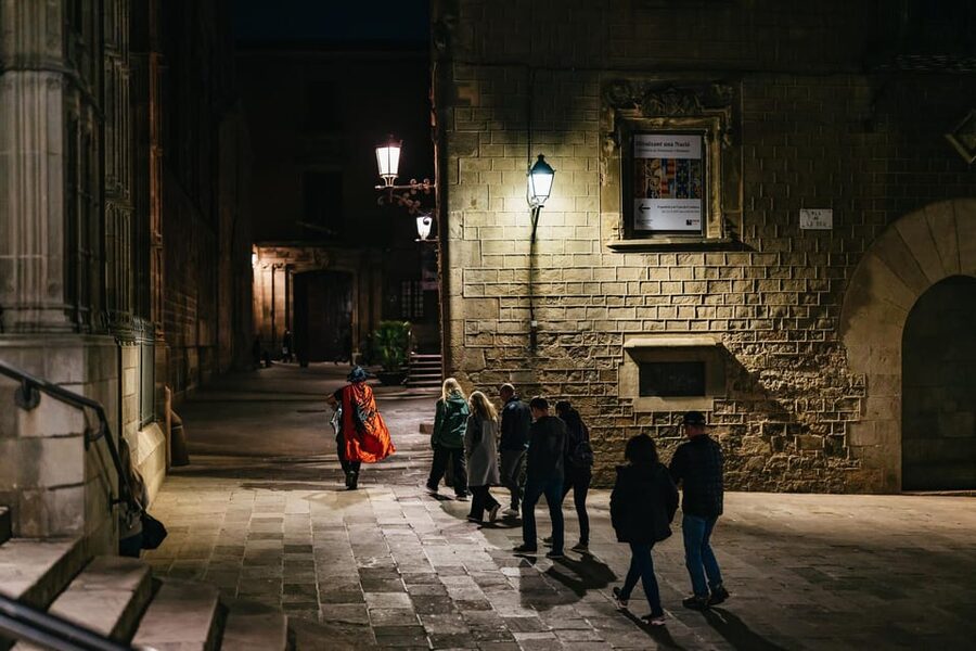 Barcelona: Gothic Quarter Ghosts and Legends Walking Tour - Meeting the guide at Traveller’s Nest Bar