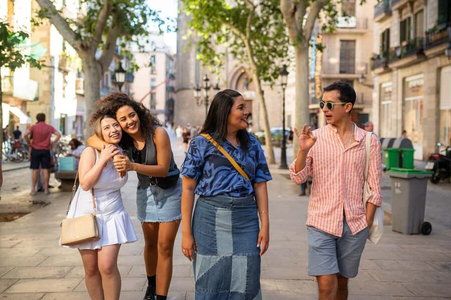 Barcelona: Gothic Quarter Walking Tour with 10+ Attractions - Key points at a glance