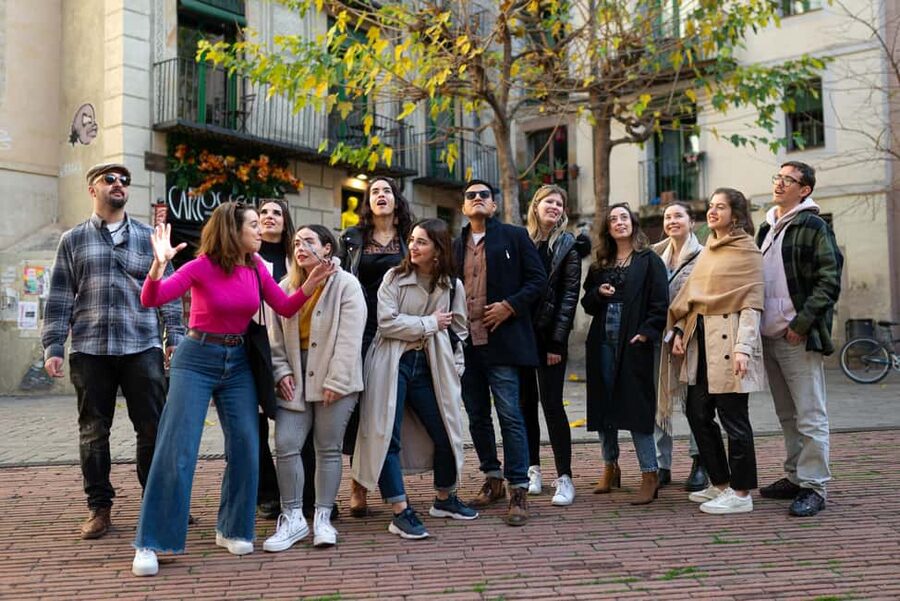 Barcelona: Gothic Quarter Walking Tour with 10+ Attractions - The Kiss of Freedom and public memory