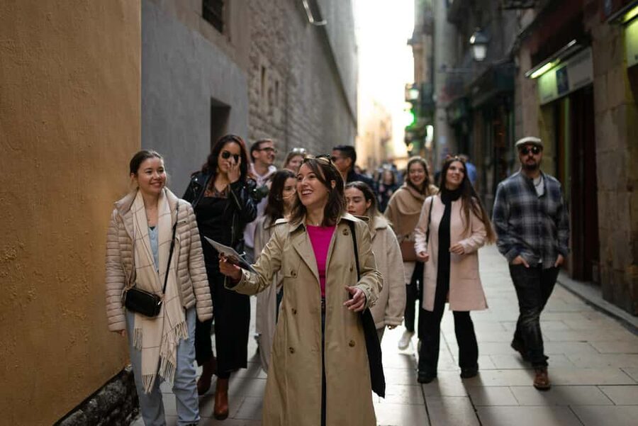 Barcelona: Gothic Quarter Walking Tour with 10+ Attractions - Casa de l’Ardiaca and the traces of old institutions