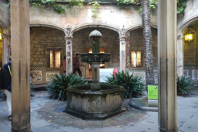 Barcelona Gothic Quarter Walking Tour with Tapas - Starting at the Fountain of the Six Putti