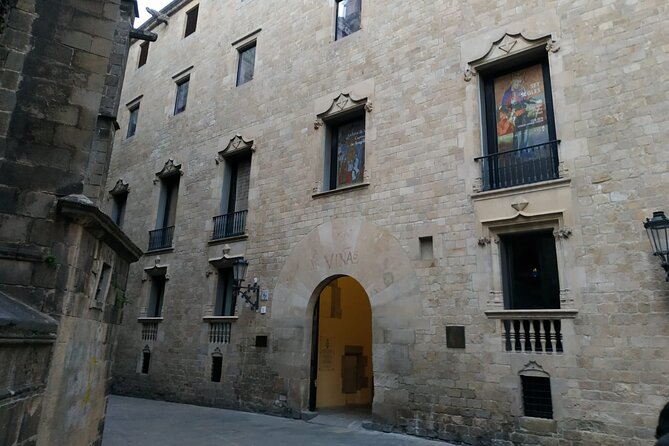 Barcelona Gothic Quarter Walking Tour with Tapas - Barcelona Cathedral and the €11 decision