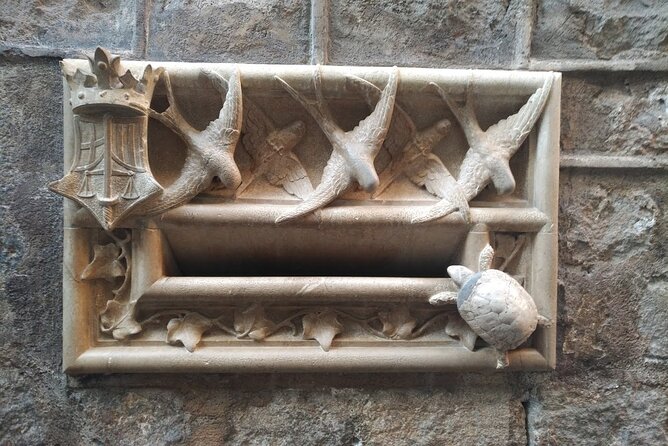 Barcelona Gothic Quarter Walking Tour with Tapas - Plaza de Catalunya and the descent down Las Ramblas
