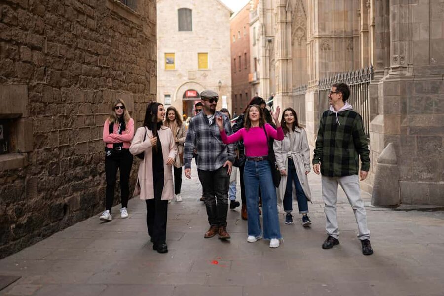 Barcelona: Hidden Gems Walking Tour Including 10+ Sights - Els Quatre Gats and the Kiss of Freedom