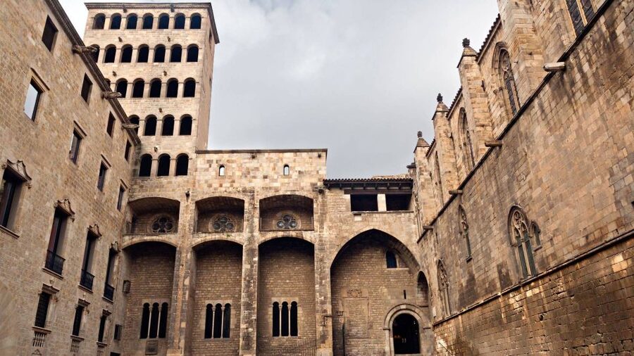 Barcelona: Old Town and Gothic Quarter Walking Tour - Barcelona Cathedral and Catalan Gothic design