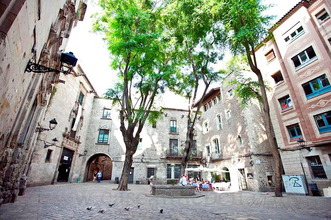 Barcelona Old Town & Gothic Quarter Small Group Tour - A Tasty Pause At Boqueria Market