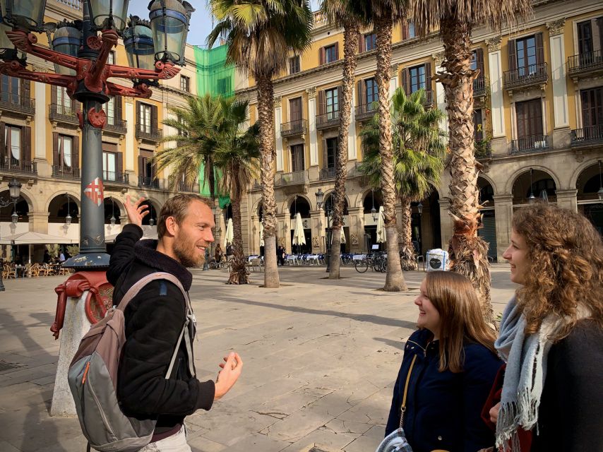 Barcelona: Ramblas, Old Town & Gaudí Houses Walking Tour - A quick look at La Rambla