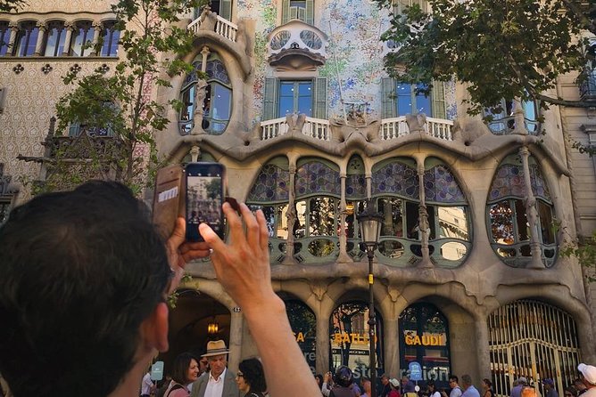 Barcelona: Sagrada Familia, Park Guell & Tapas Private Tour - What the $237.02 price really buys