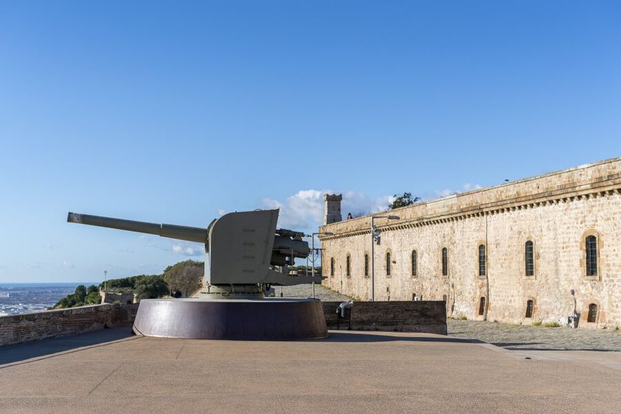 Barcelona: Walking tour with Montjuic Castle & Cable Car - Changing altitude by funicular and cable car