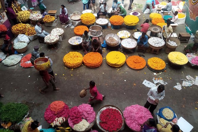 Bengaluru Pete City Market Half-Day Walking Tour - What the guides add to the walk