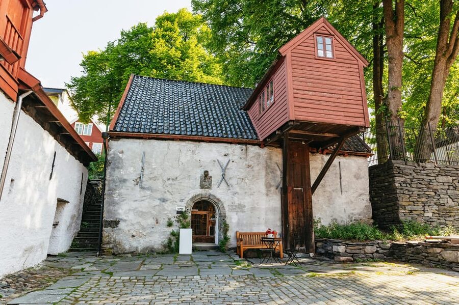 Bergen: Past & Present Small Group Guided Walking Tour - What you learn about present-day Bergen