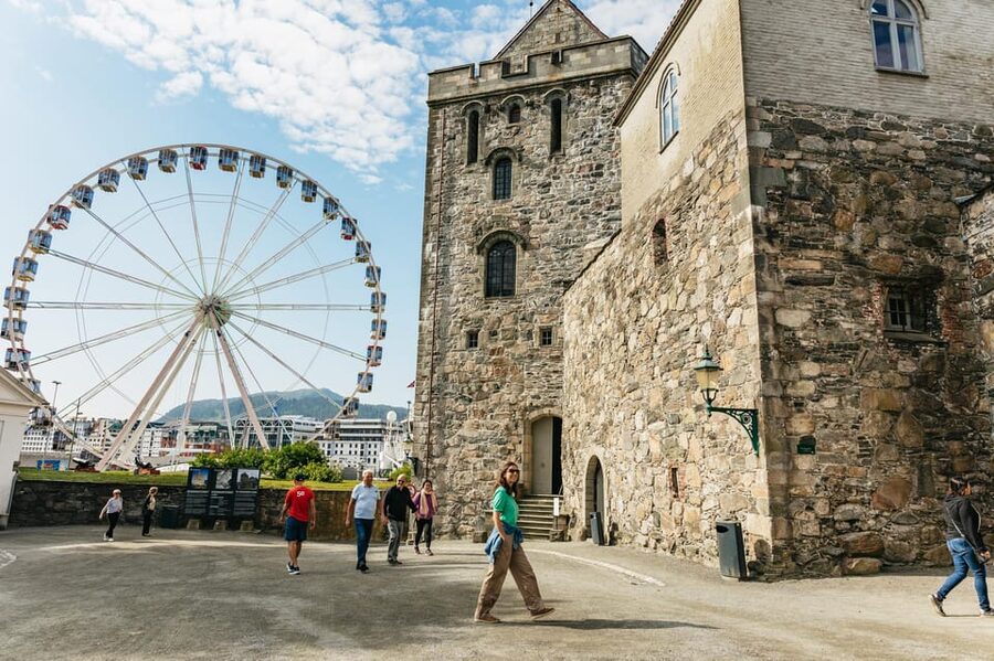 Bergen: Past & Present Small Group Guided Walking Tour - Who should book this Bergen walk?