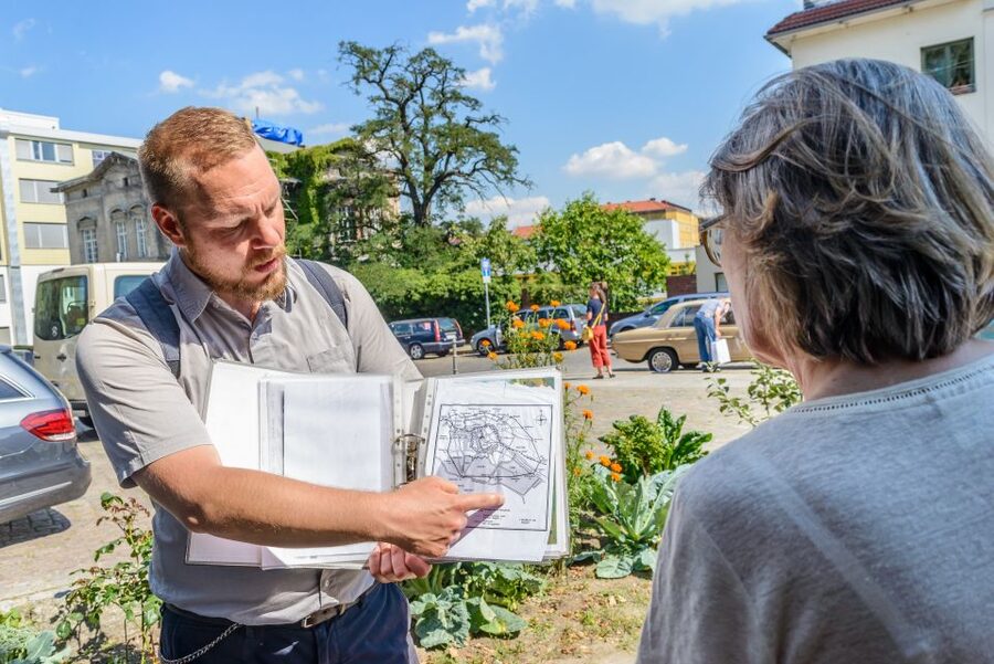 Berlin: 2.5-Hour Walking Tour through Kreuzberg 61 - Riehmers Hofgarten and the Art of the Berlin Courtyard