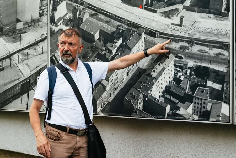 Berlin: Cold War Walking Tour on Berlin Wall Route - From 1961 to November 1989, a story with a clear shape