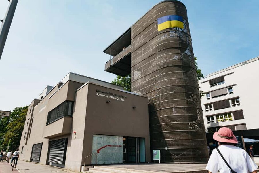 Berlin: Cold War Walking Tour on Berlin Wall Route - What the guide adds to the walk