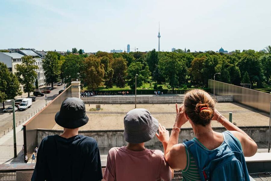 Berlin: Cold War Walking Tour on Berlin Wall Route - Gesundbrunnen: starting where the Wall shaped daily life