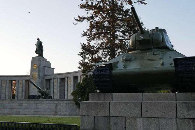 Berlin Highlights Private Guided Walking Tour - Checkpoint Charlie and the divided city