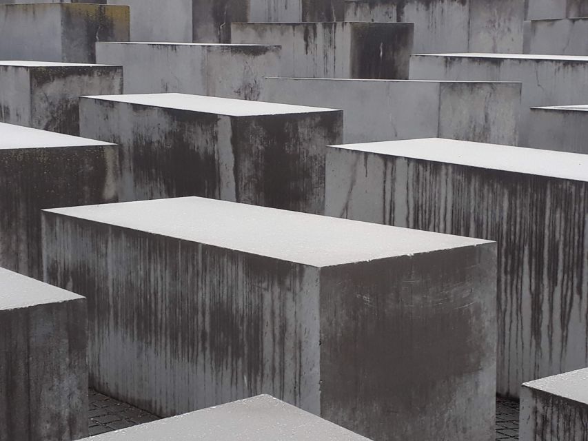 Berlin Historical Highlights Walking Tour - What the guide adds to the walk