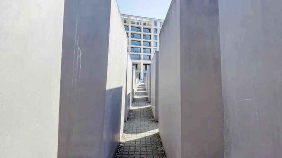 Berlin: Hitler's Berlin The Rise & Fall Guided Walking Tour - The Holocaust Memorial and the question of memory