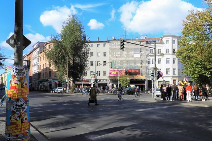 Berlin: Kreuzberg Guided Walking Evening Tour - What the guides add to the experience