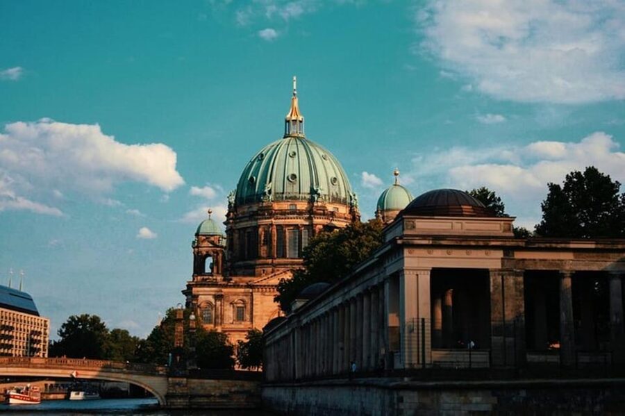 Berlin : Must-see attractions Walking Tour - Checkpoint Charlie and Cold War memory