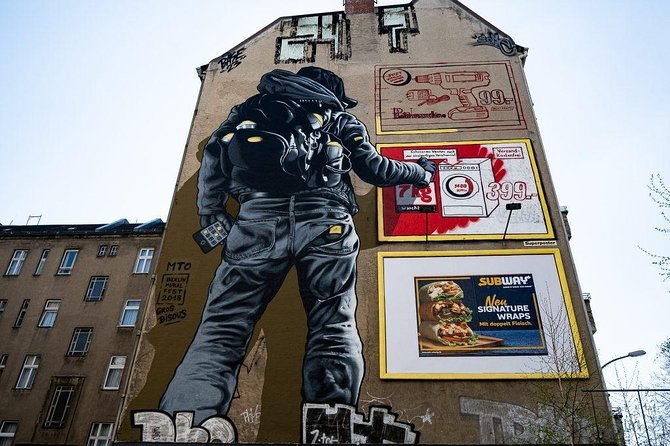 Berlin Street Art Walking Tour - Off The Grid - Friedrichshain and Kreuzberg, two different views of the scene