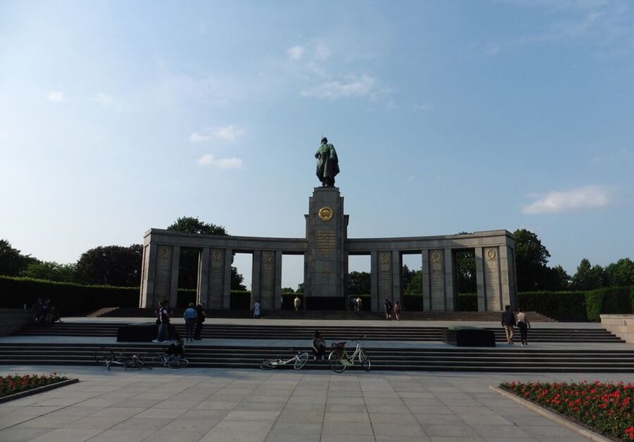 Berlin: The Time of National Socialism Walking Tour - Starting at Pariser Platz and the Brandenburg Gate
