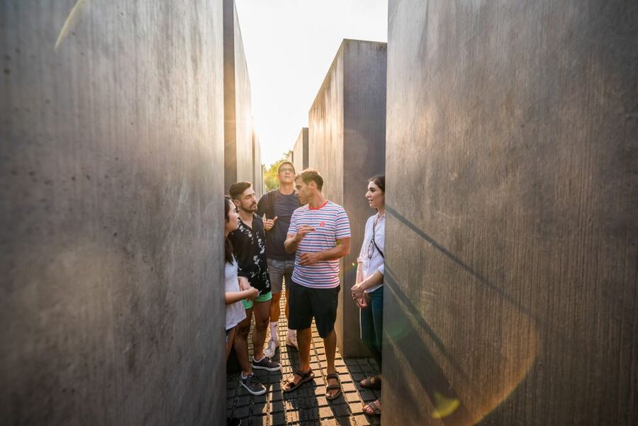 Berlin: Third Reich & Cold War Guided Walking Tour - Soviet tanks at the Tiergarten war memorial