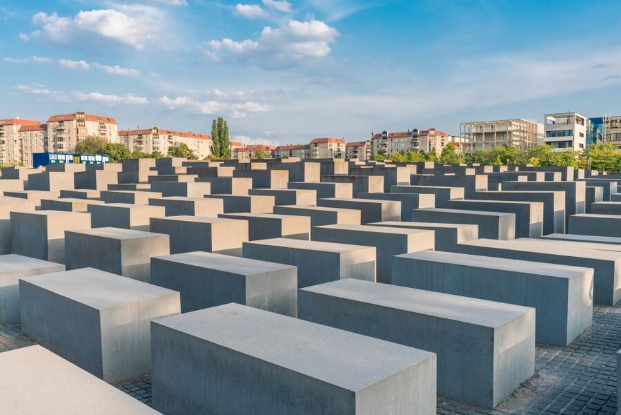 Berlin: Third Reich & Cold War Guided Walking Tour - The Holocaust Memorial and a difficult pause