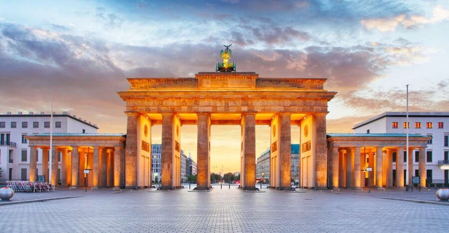 Berlin: Walking Tour of the Top 10 Sightseeing Attractions - The Reichstag and Berlin’s modern political story