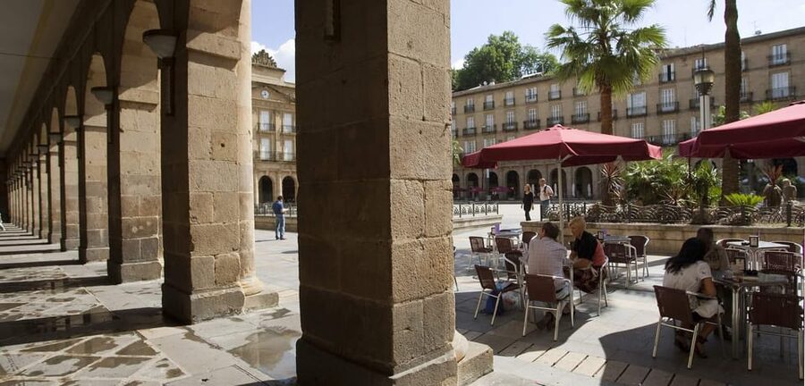 Bilbao old town walking tour - San Nikolas Church and the first look at Casco Viejo