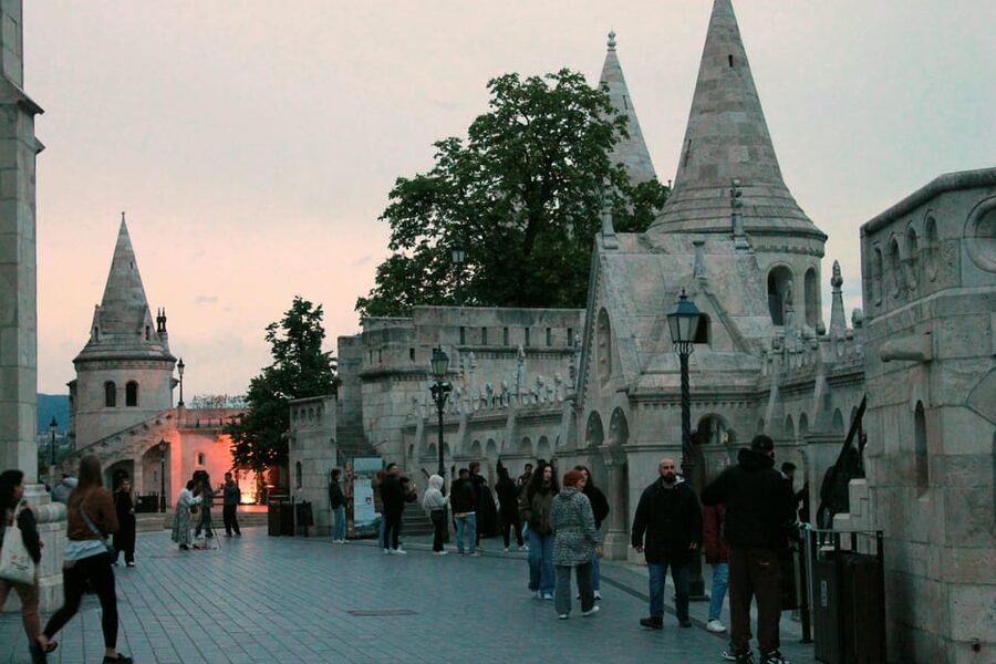 BloodThirsty Hungary: Walking tour & Dark Historical Stories - Oscar, Joe, and the guide’s role