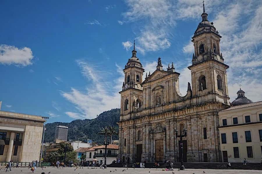 Bogotá: Guided La Candelaria Walking Tour - Street art with more than a photo opportunity