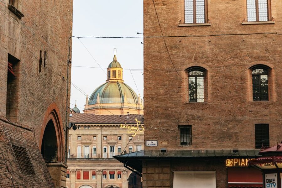 Bologna: City Center Walking Tour - Walking effort, group size, and timing