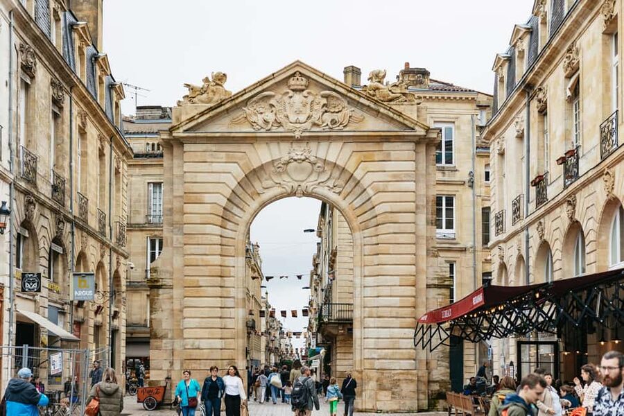 Bordeaux: Mystery and Myths Walking Tour - What the guide adds to the experience
