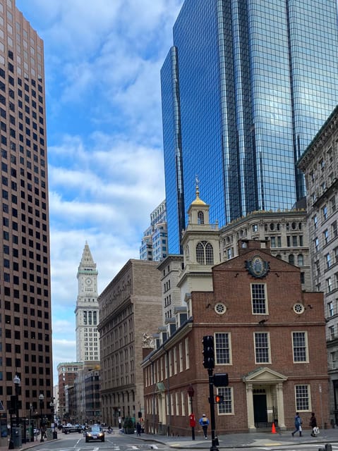 Boston: Freedom Trail Guided Walking Tour in French - Cemeteries, churches, and Boston’s early civic life