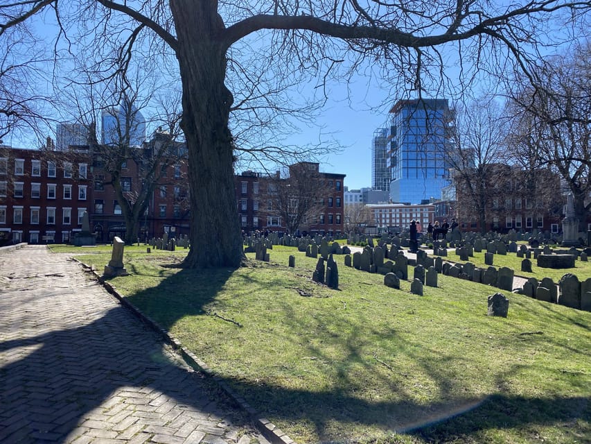 Boston: Freedom Trail Guided Walking Tour in French - North End stories, Paul Revere, and Old North Church