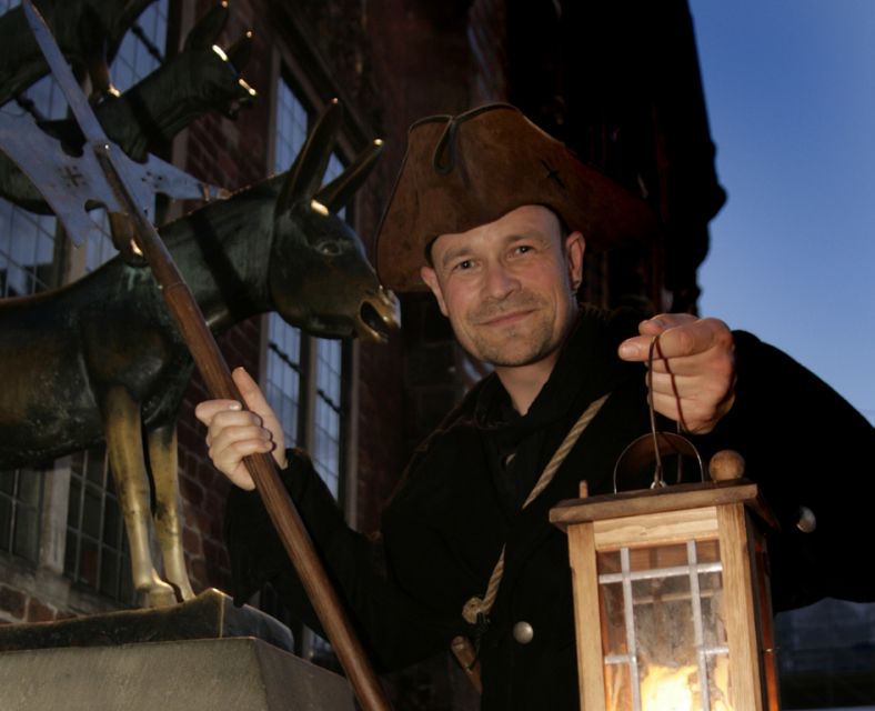 Bremen: Walking Tour in German with Night Guard - Meeting the guard beneath Bremen’s Town Hall