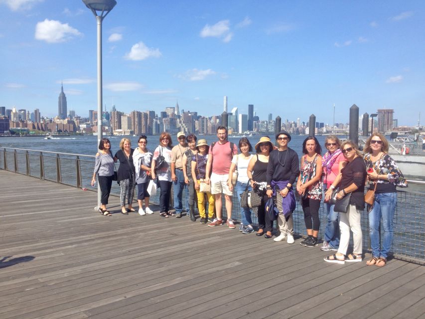 Brooklyn: 2-Hour Best of Brooklyn Walking Tour -Williamsburg - Reading the old manufacturing and brewing district