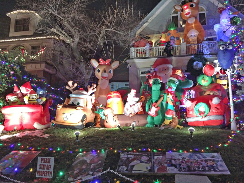 Brooklyn: Dyker Heights Christmas Walking Tour - Crowds, photographs, and keeping your group in sight