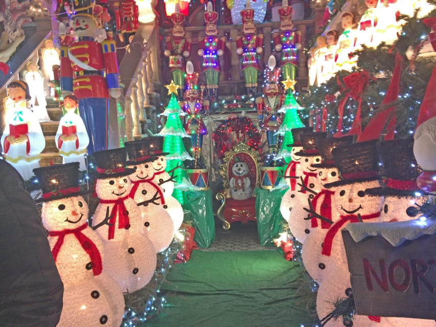Brooklyn: Dyker Heights Christmas Walking Tour - Meeting at Gigi’s Bakery, then walking toward the lights