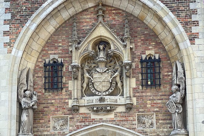Bruges by a Local: Exciting Stories, Mysteries, People and Choco - The 2be Beer Wall and a built-in bonus