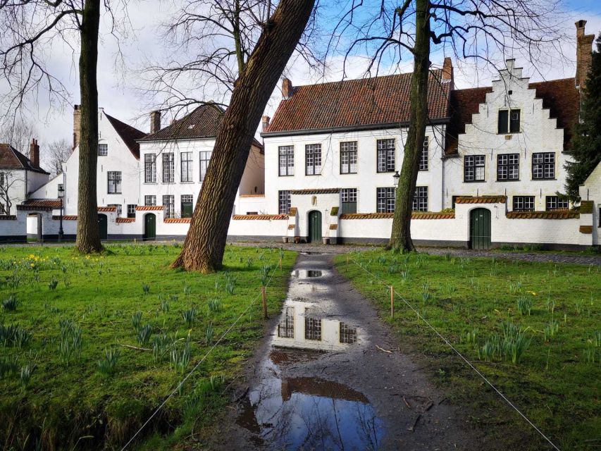 Bruges: Guided Walking Tour - Churches, palaces, and canal views