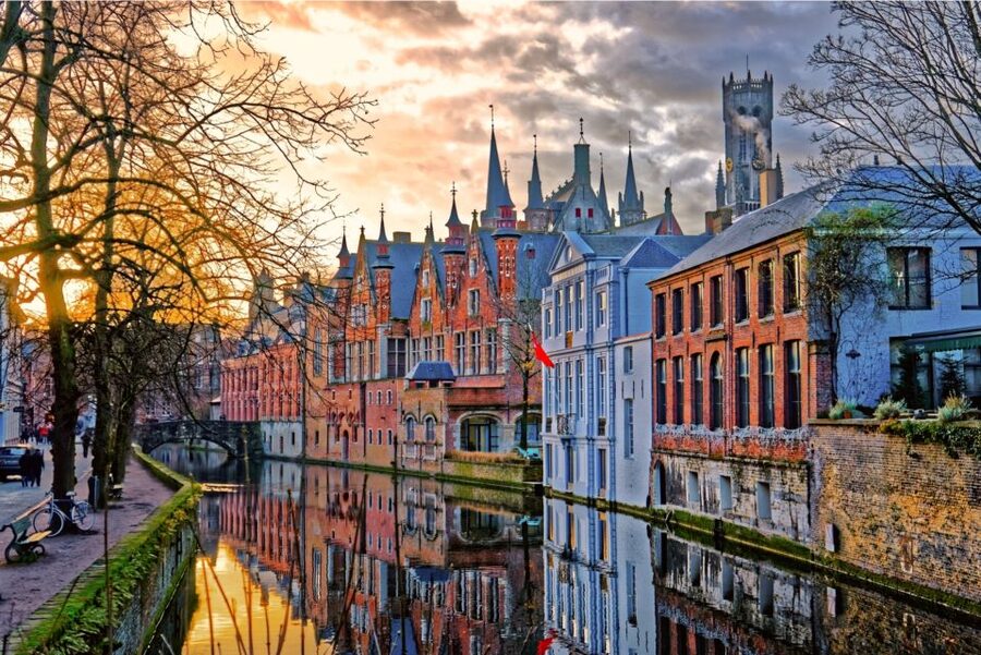 Bruges: Guided Walking Tour - The guides make the difference