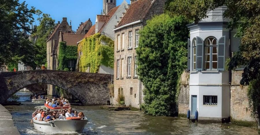Bruges: Walking Tour, Canal Boat Trip w/Beer Tasting Option - The guides are the heart of the experience