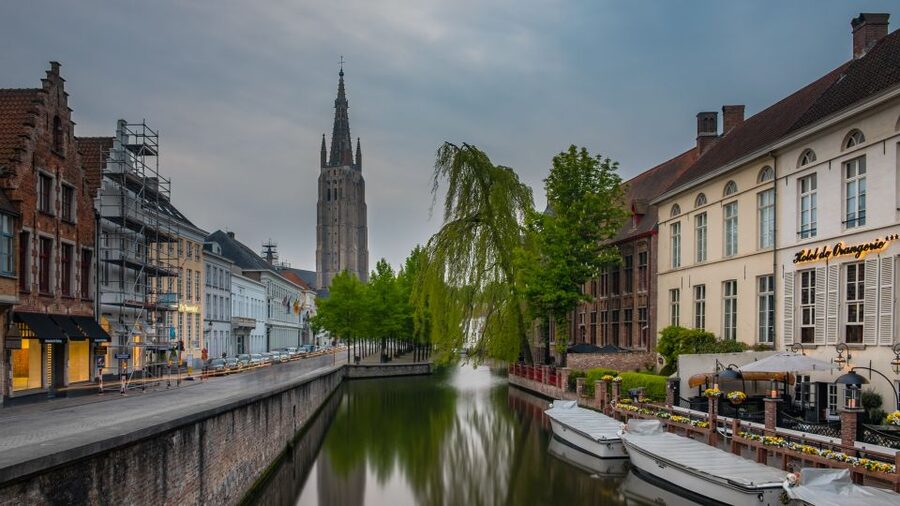 Bruges: Walking Tour, Canal Boat Trip w/Beer Tasting Option - Starting at one of four meeting points