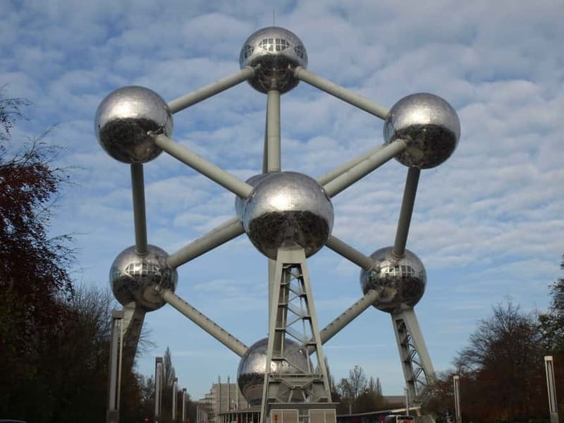 Brussels Highlights: Walking & Bus Tour with Waffle Tasting - What the guides add to the experience